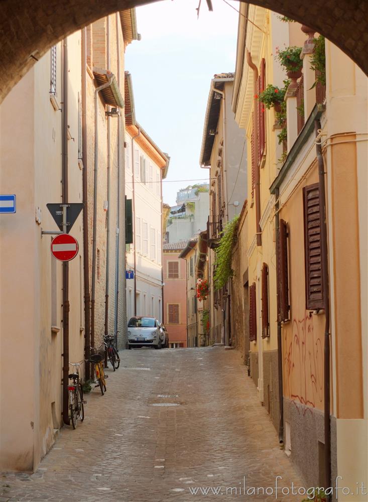 Pesaro (Pesaro e Urbino) - Strada con pavimentazione in porfido nel centro storico
